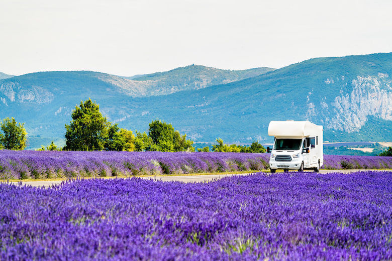 Mit dem Wohnmobil durch ein Lavendelfeld in der Provence, Frankreich