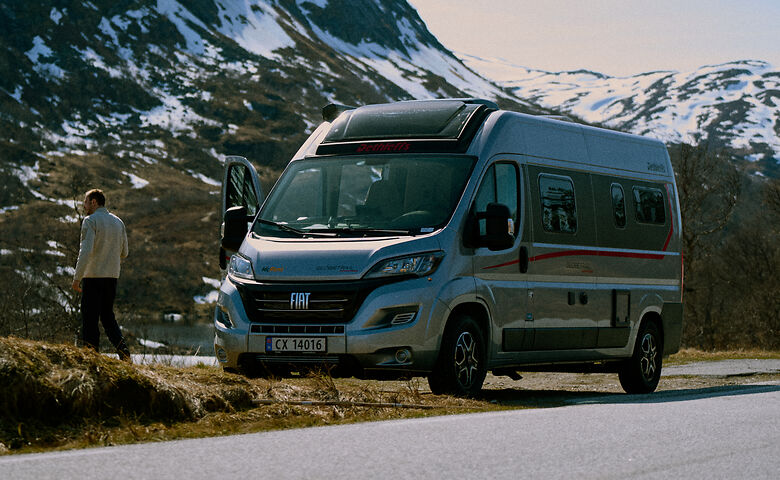 Mann mit Camper in Berglandschaft