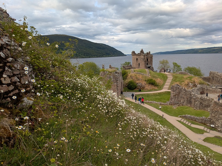 Blick auf Urquhart Castle am Loch Ness
