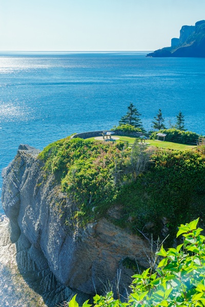 Klippen am Meer im Forillon-Nationalpark in Kanada