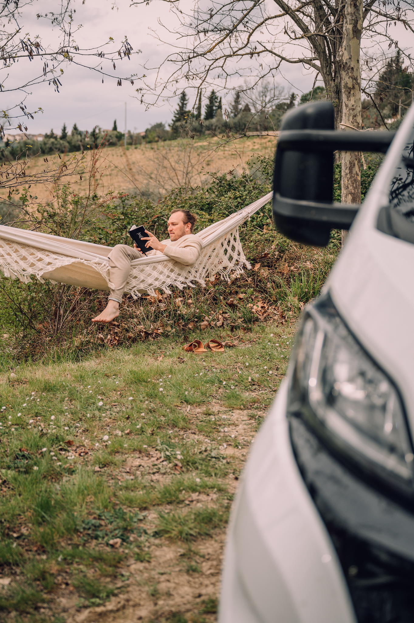 Mann entspannt in der Hängematte auf dem Campingplatz