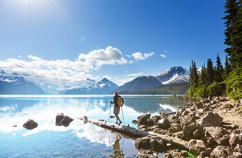 Mann wandert an einem See in Kanada an einem sonnigen Tag