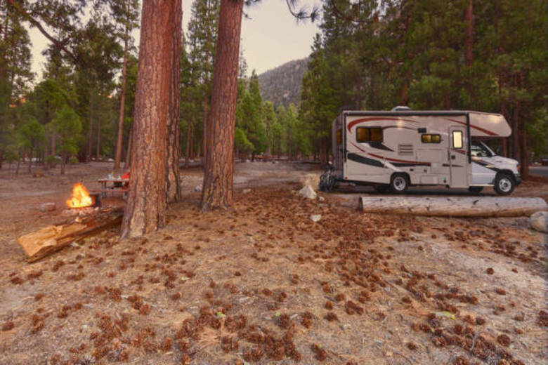 Wohnmobiil campt im Sequoia National Park 