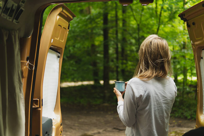 Frau campt mitten in der Natur