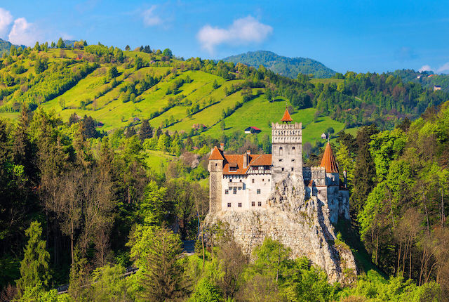 Populäres transsilvanisches Dracula-Schloss (Schloss Bran) und ländliche Frühlingslandschaft, Rumänien