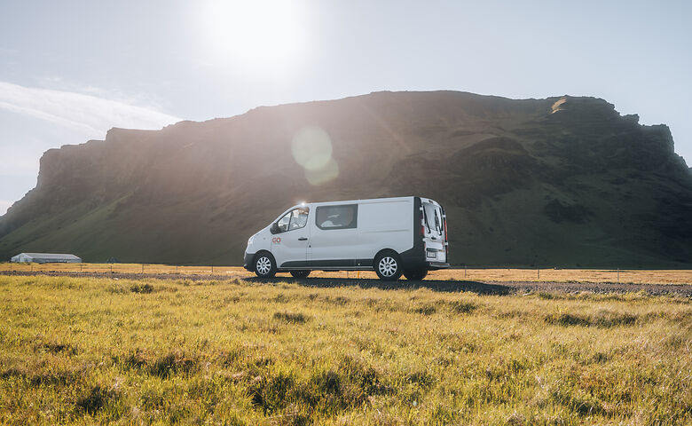 Camper in Island bei Sonnenschein