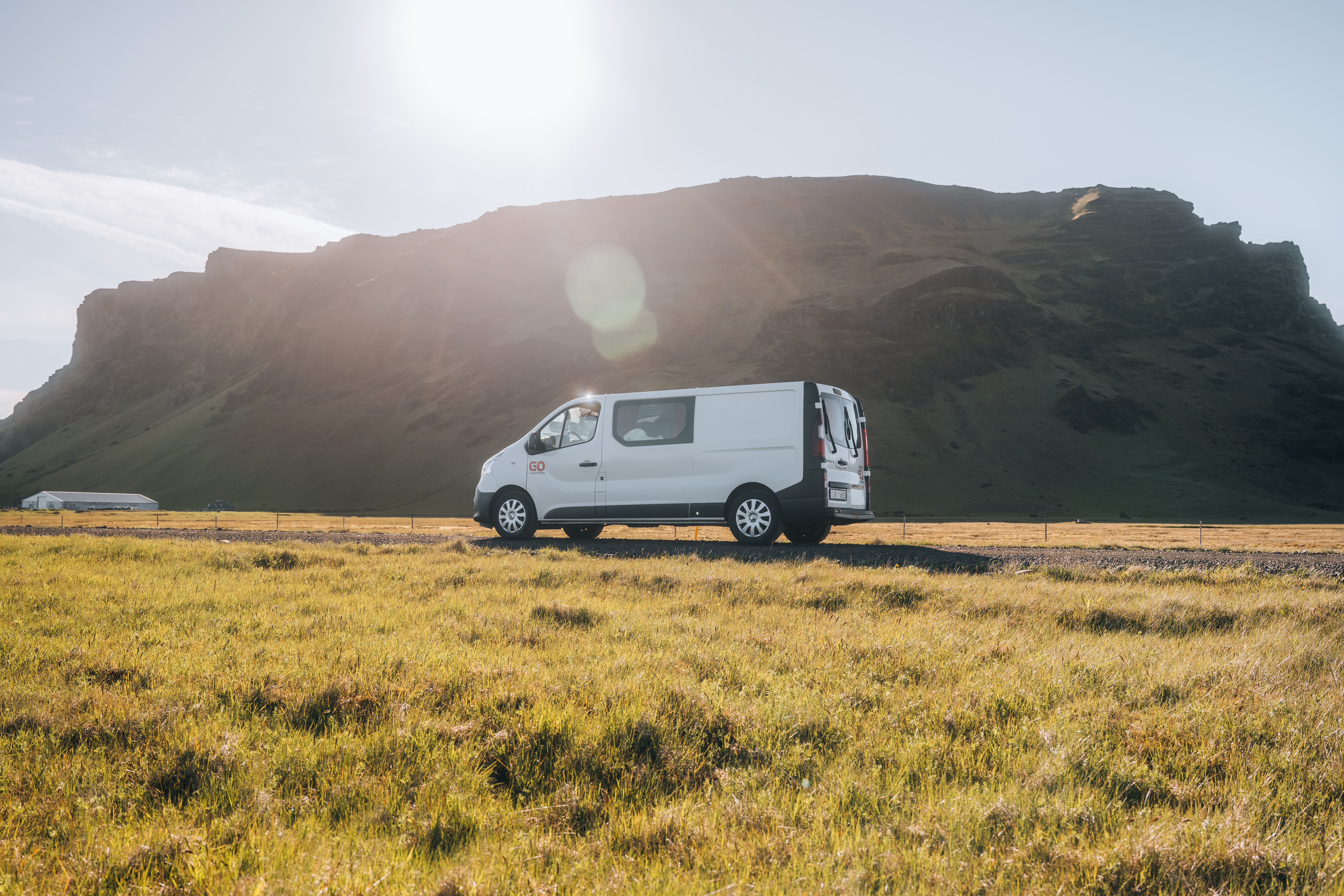 Camper in Island bei Sonnenschein
