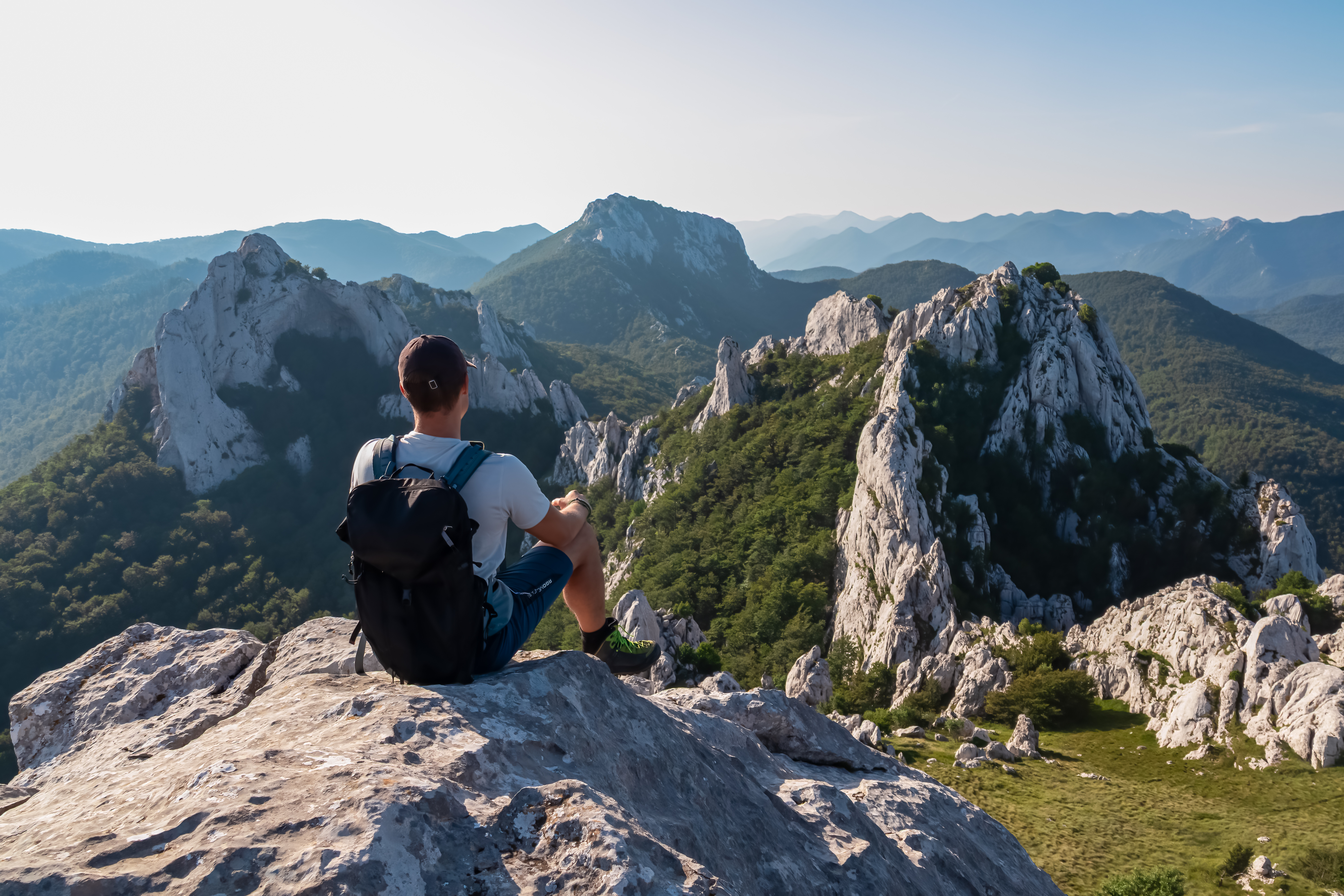 Mann blickt auf Berge im Nördlichen Velebit in Kroatien nach einer Wanderung