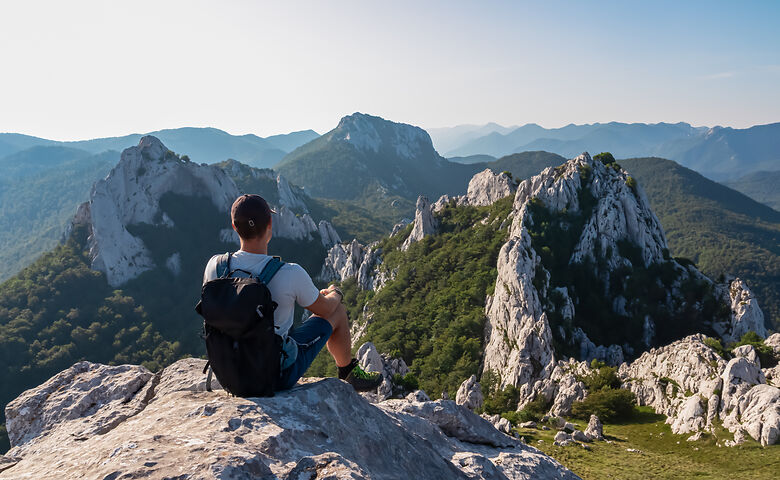 Mann blickt auf Berge im Nördlichen Velebit in Kroatien nach einer Wanderung
