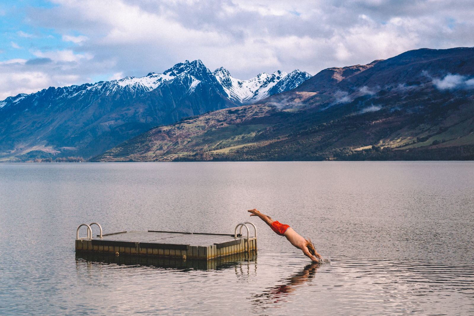 Mann springt in den Lake Wakatipu in Neuseeland 