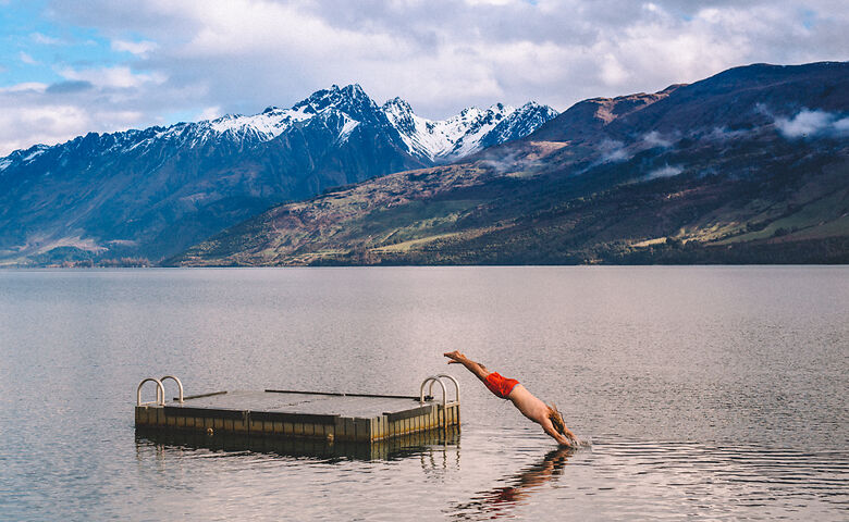 Man springt in Lake Wakatipu in Nieuw-Zeeland