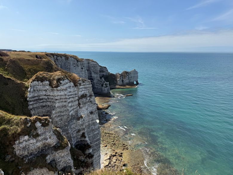 Alabasterküste an der Normandie mit weißen Kreidefelsen und Meer