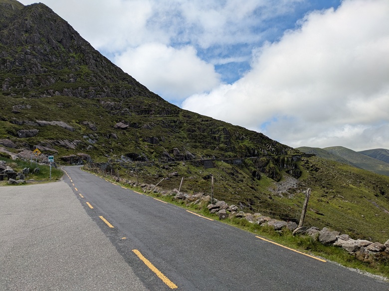 Einspurige Straße in Irland auf der Dingle-Halbinsel