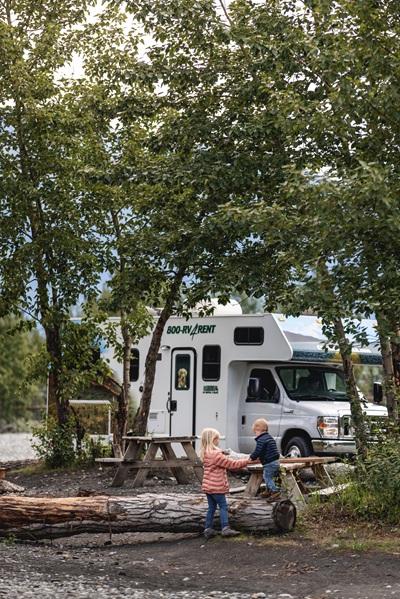 Kinder auf einem Campingplatz in Kanada