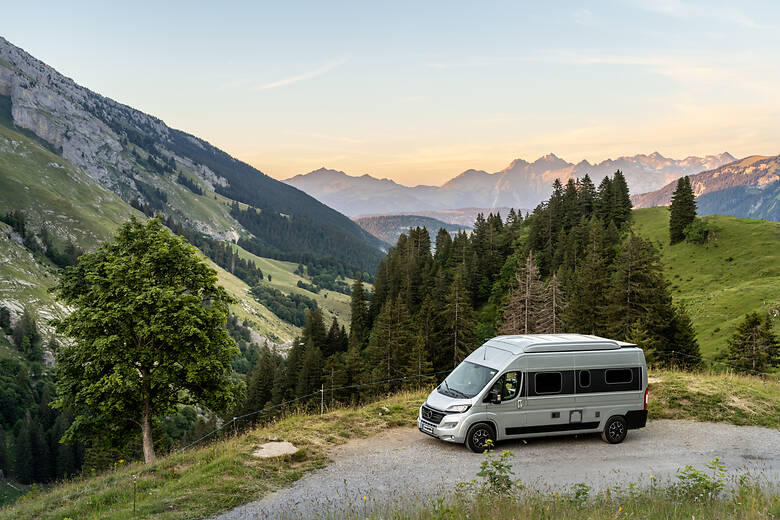 Camper auf einer Alpenstraße 