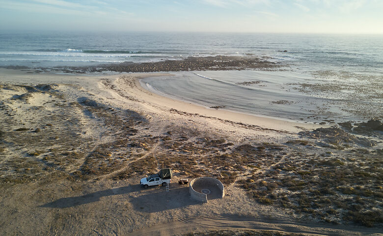 Allrad-Camper mit Dachzelt an einem Strand in Südafrika