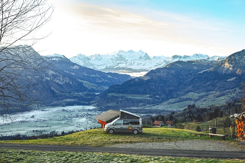 Camper in der Schweiz mit Blick auf die Berge
