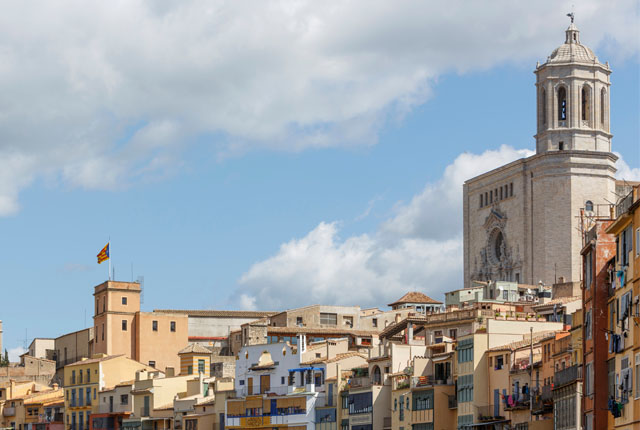 La catedral y la iglesia de Sant Félix tras el perfil de la ciudad de Girona. 