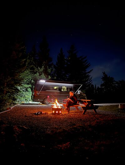 Gemütliche Abendstimmung am Camper mit Lagerfeuer