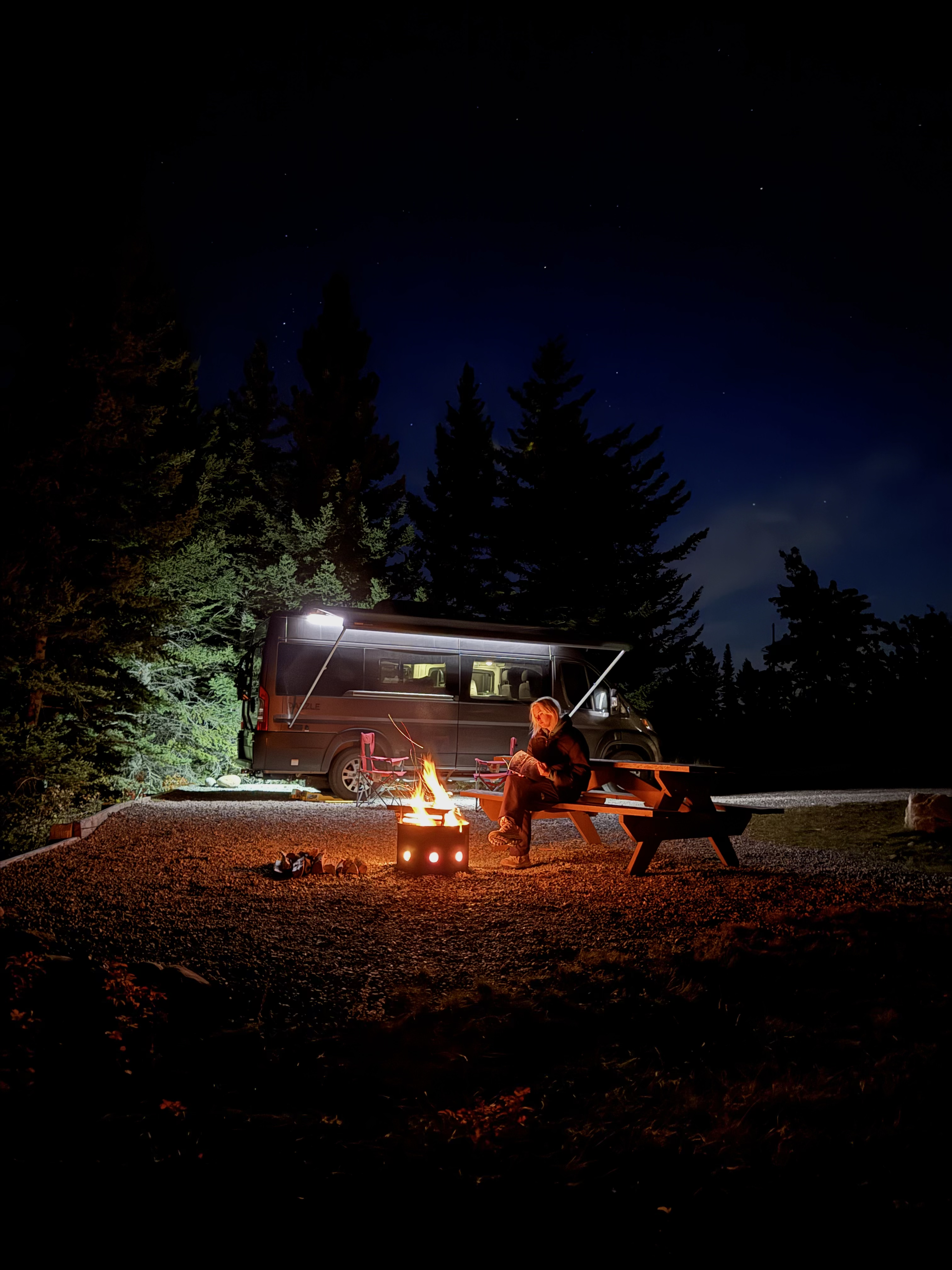Gemütliche Abendstimmung am Camper mit Lagerfeuer