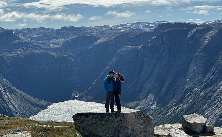 Pareja en Trolltunga, Noruega