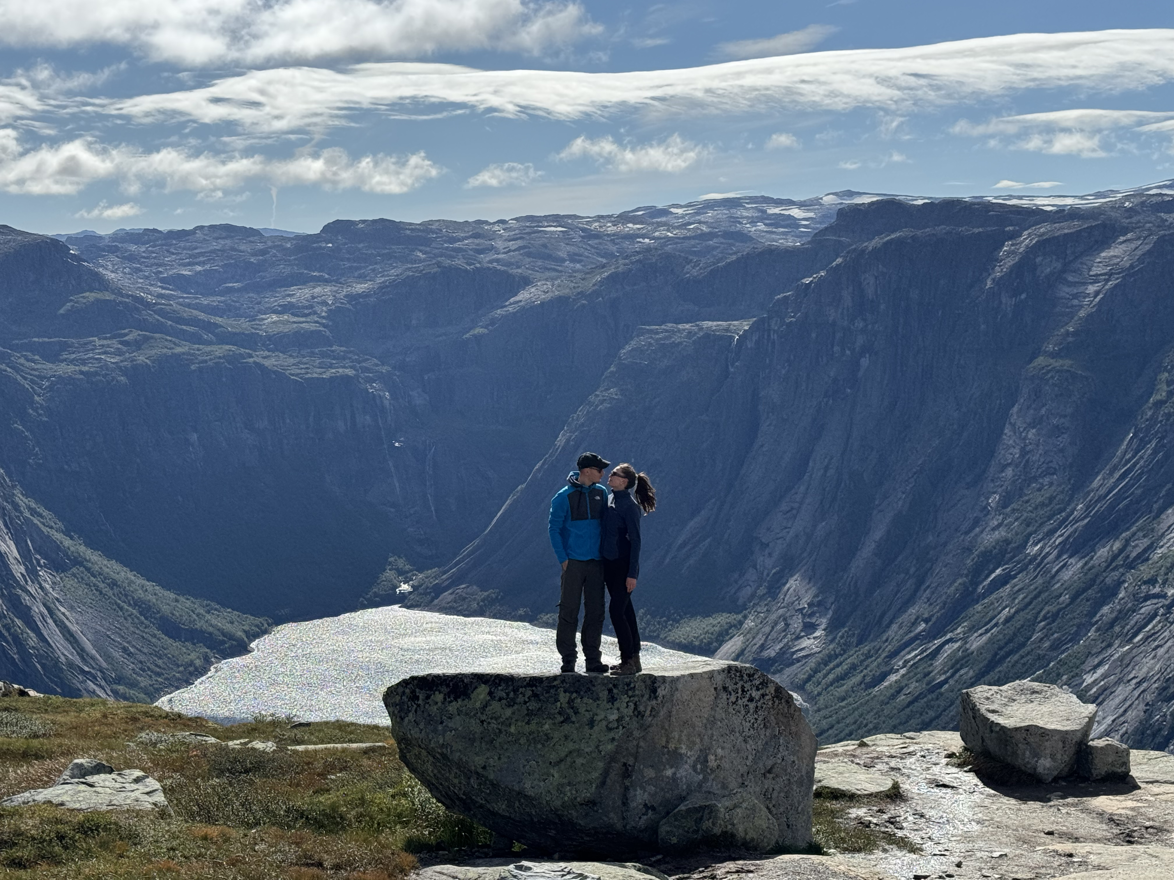 Paar auf dem Trolltunga in Norwegen