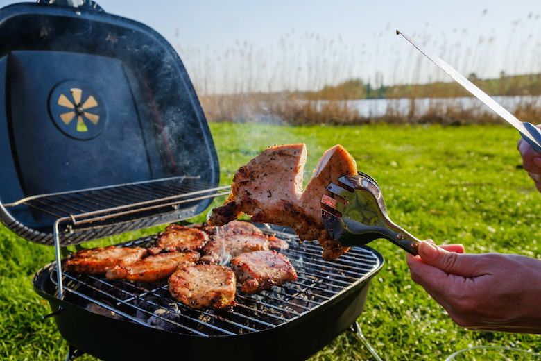 Der Holzkohlegrill braucht ein wenig zum Aufheizen