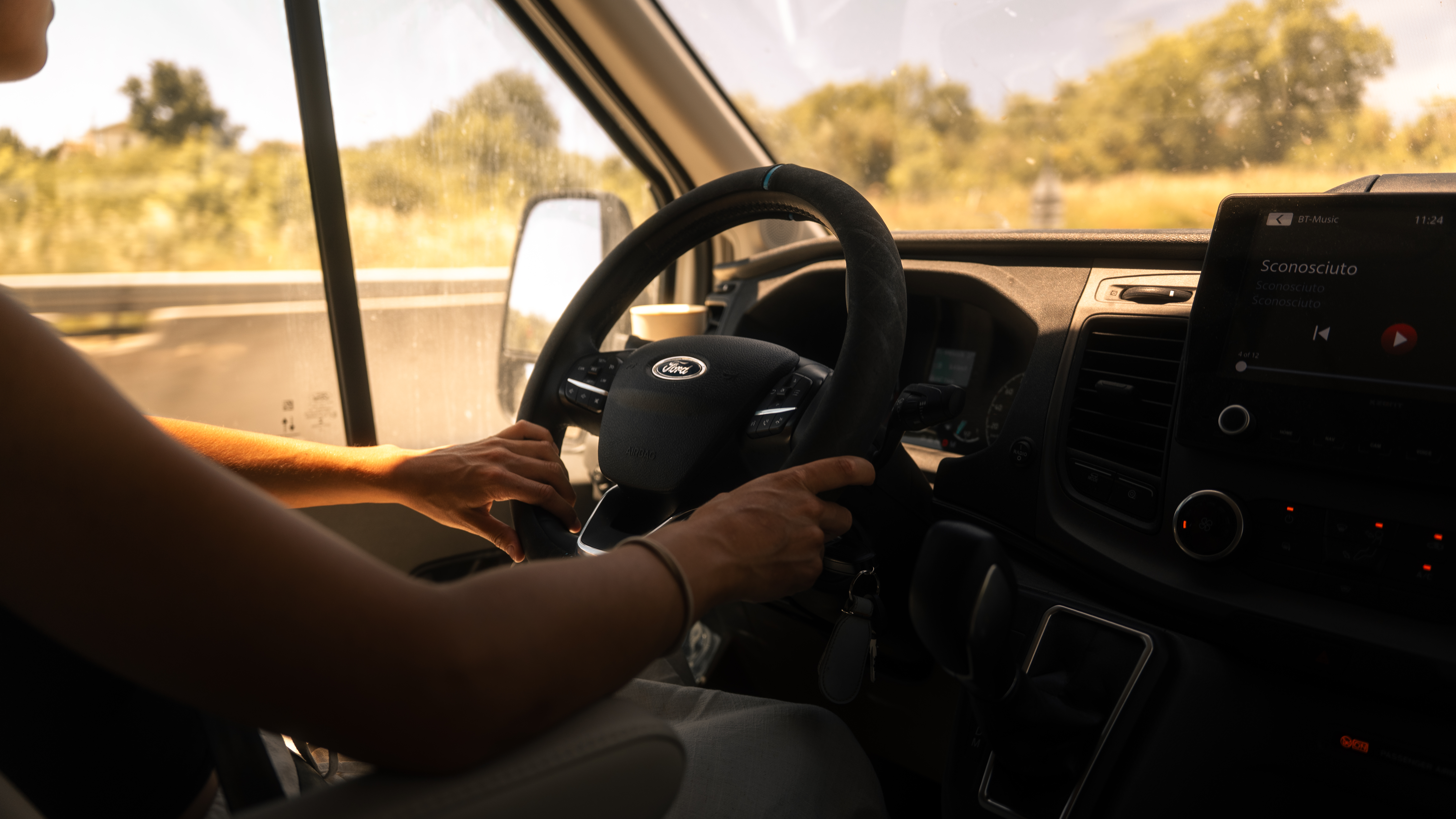 Lenkrad vom Wohnmobil während der Fahrt