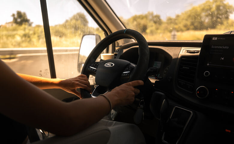 Het stuurwiel van de camper tijdens het rijden