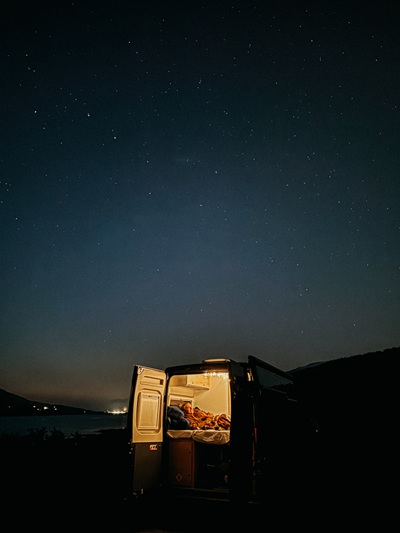 Camper unter dem Sternenhimmel