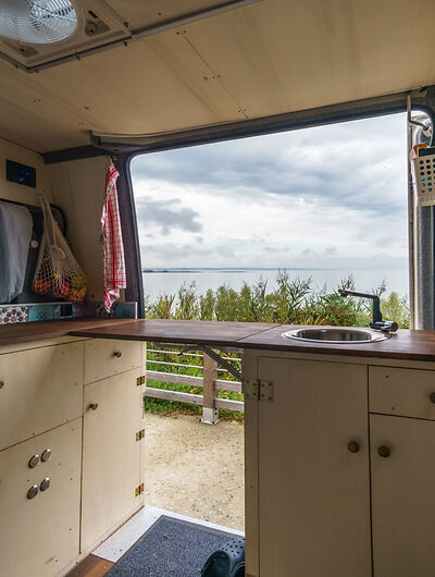 Campen an der Bretagne mit Blick auf das Meer