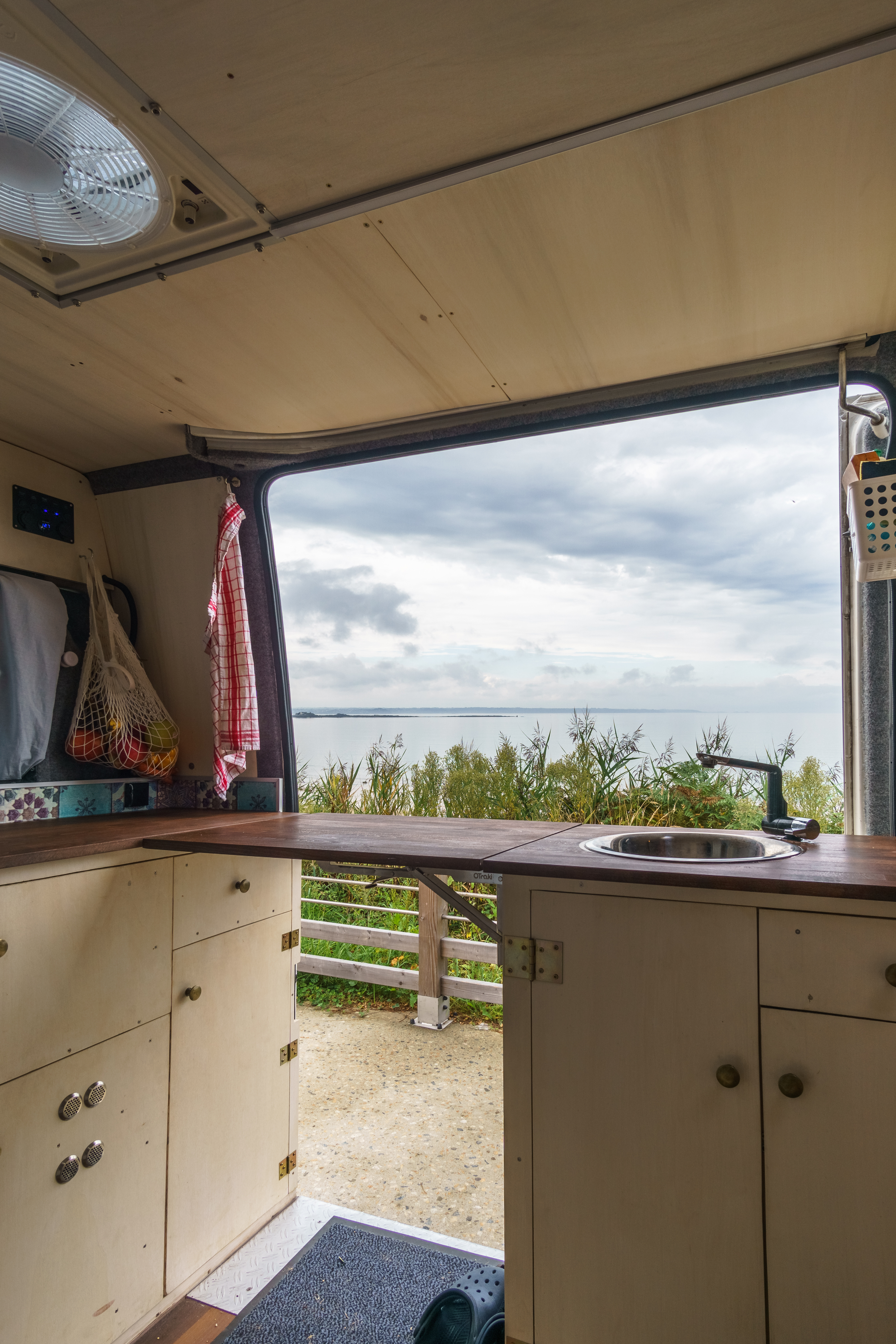 Campen an der Bretagne mit Blick auf das Meer