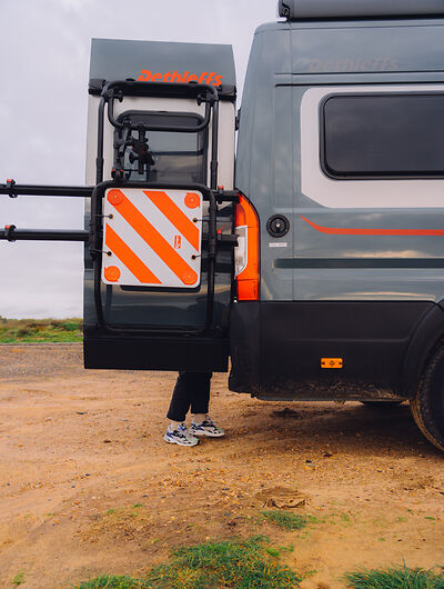 Frau packt Camper