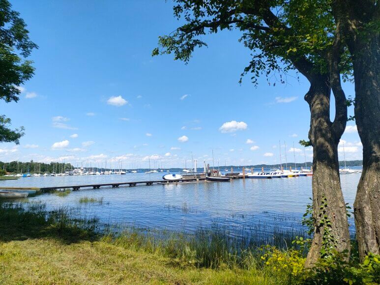 Badestelle mit Booten am Ammersee in Bayern