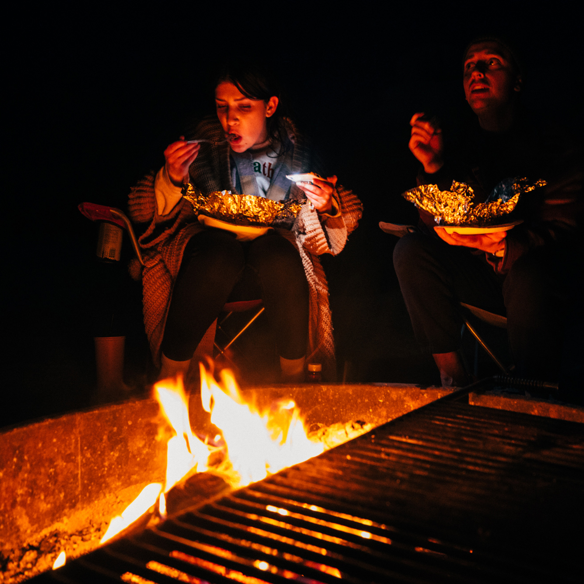 Zwei Camper am Holzkohlegrill