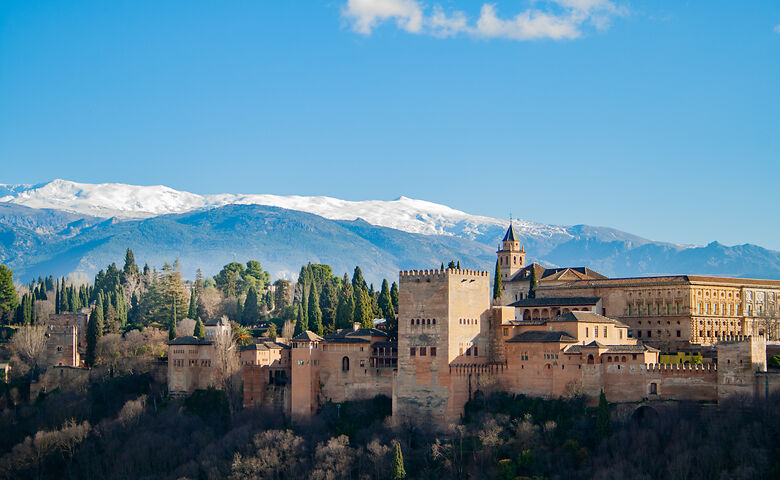 L'Alhambra con le montagne innevate in inverno