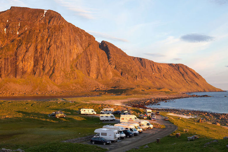 Wohnmobile auf einem Stellplatz am Meer auf den Lofoten