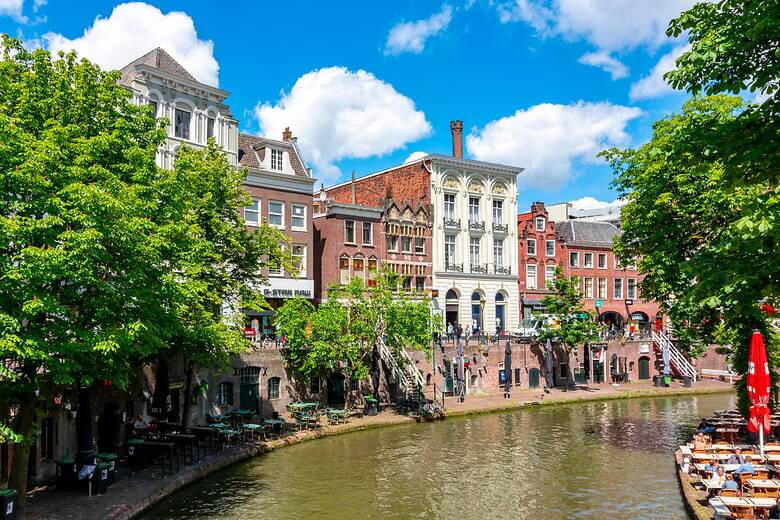 Utrechts Gebäude und Kanäle an einem sonnigen Tag