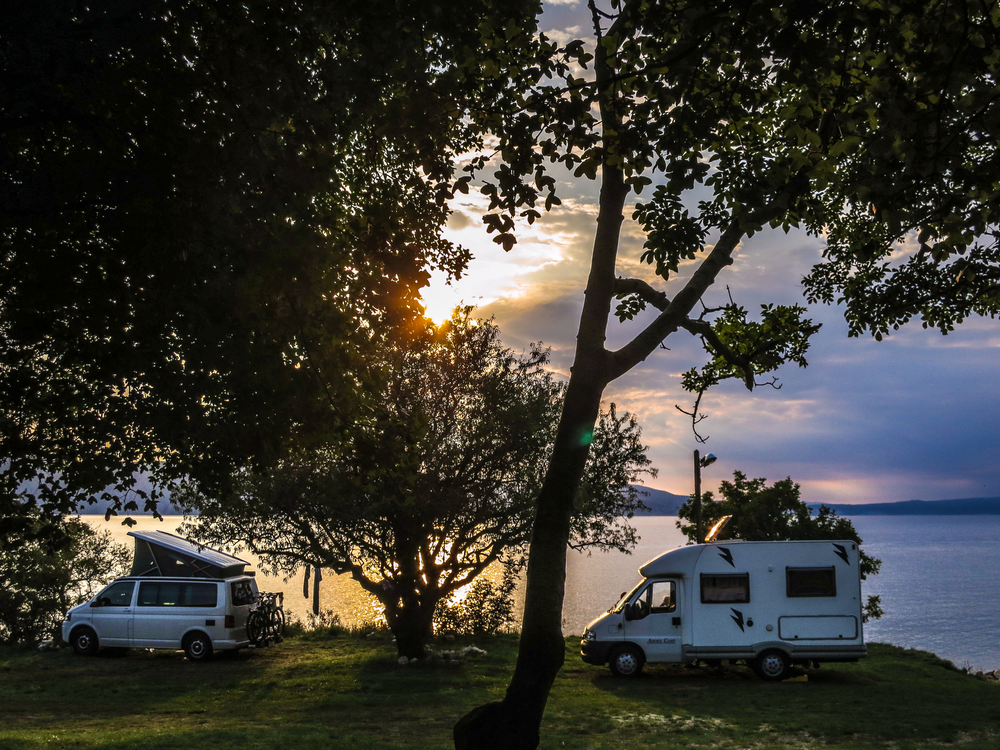Zwei Camper in Kroatien in der Natur an einem See