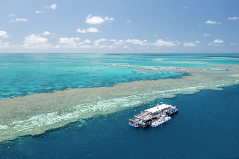 Plattform am Great Barrier Reef direkt im Meer in Australien