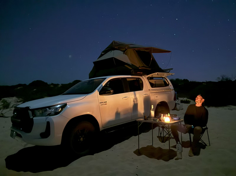 Mann unter Sternenhimmel in Australien