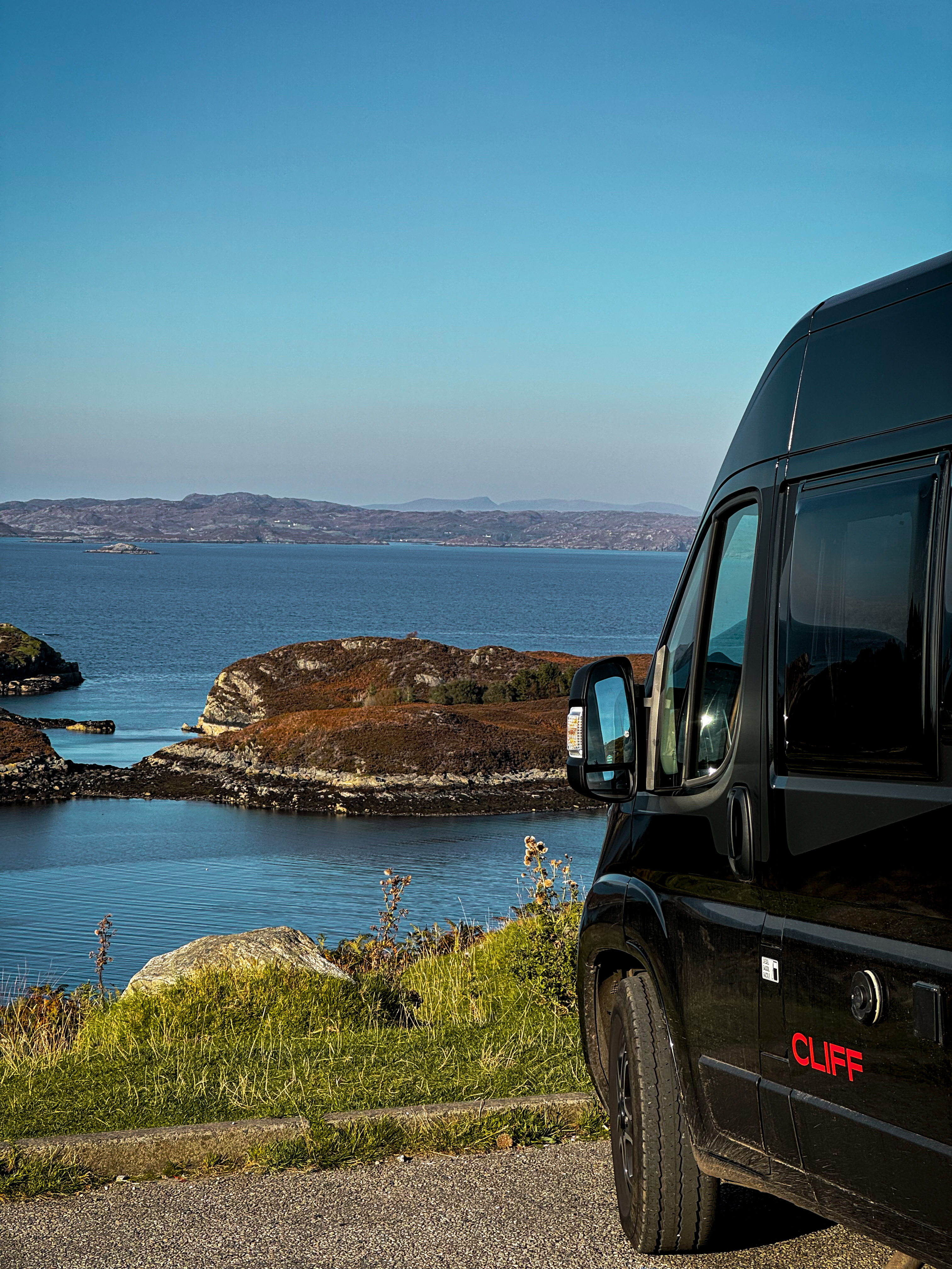 Campistas junto al agua en Escocia 