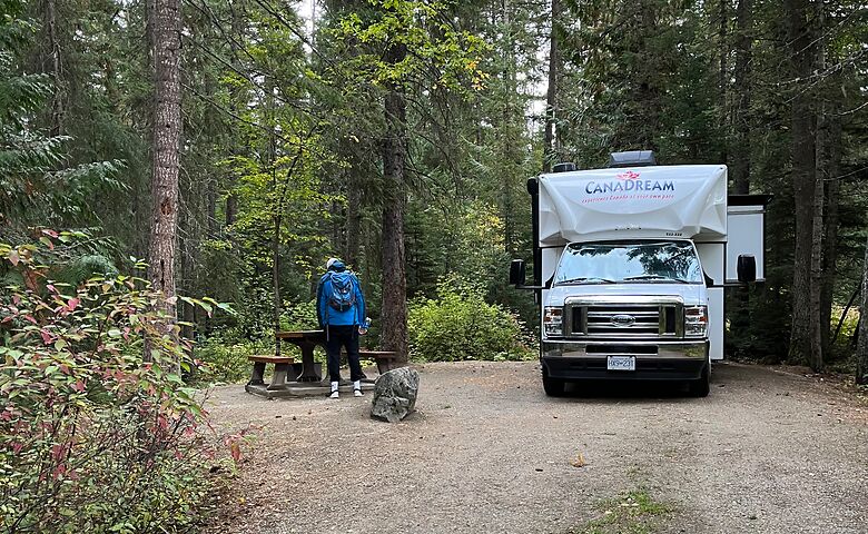 Wohnmobil auf einem Campingplatz in Kanada