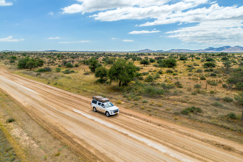 Allrad-Camper in der Kalahari-Wüste in Südafrika