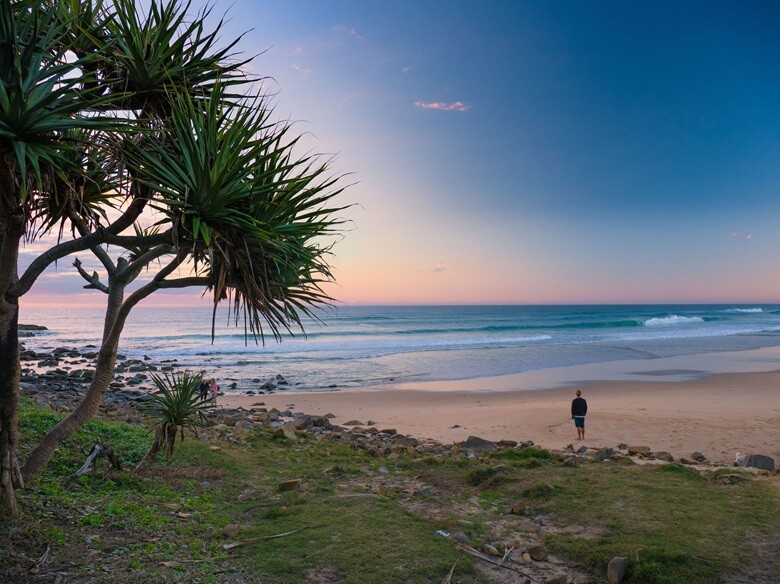 Sonnenuntergang am Sunshine Beach in Noosa, Australien
