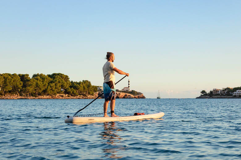 Mann auf einen SUP auf Mallorca