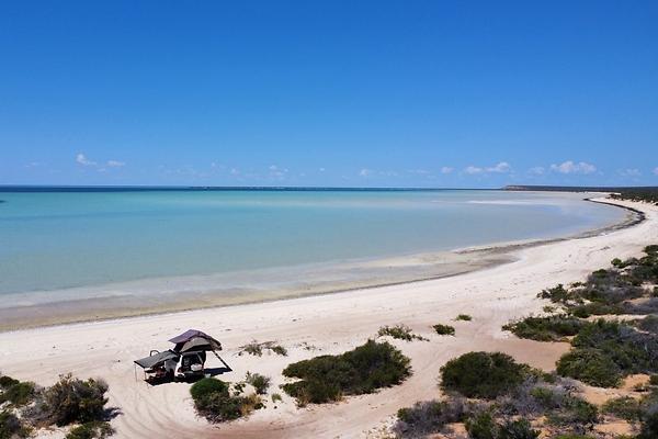 Blick auf Offroad Camper am Stand in Australien