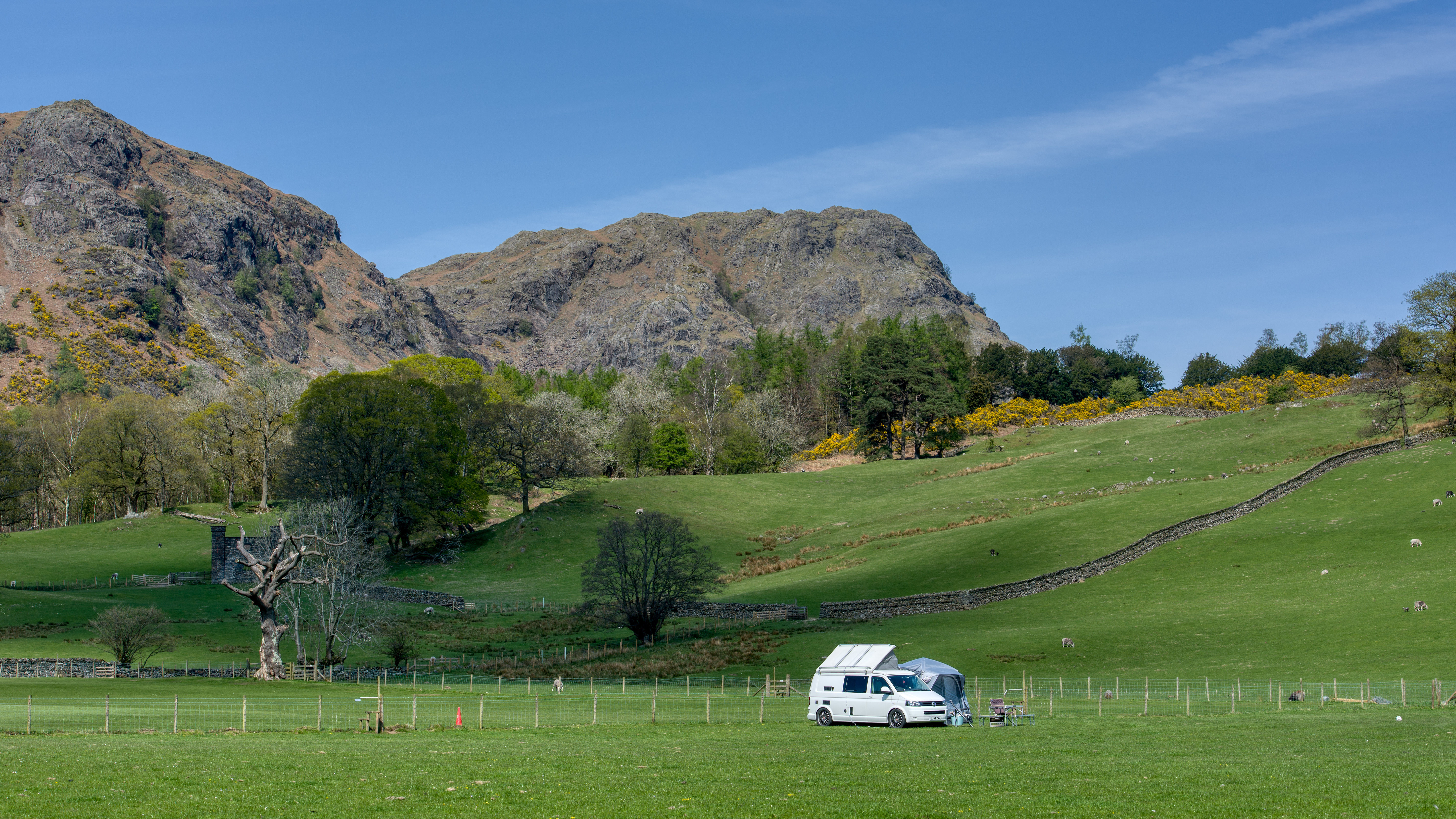 Camper in England auf einer Wiese