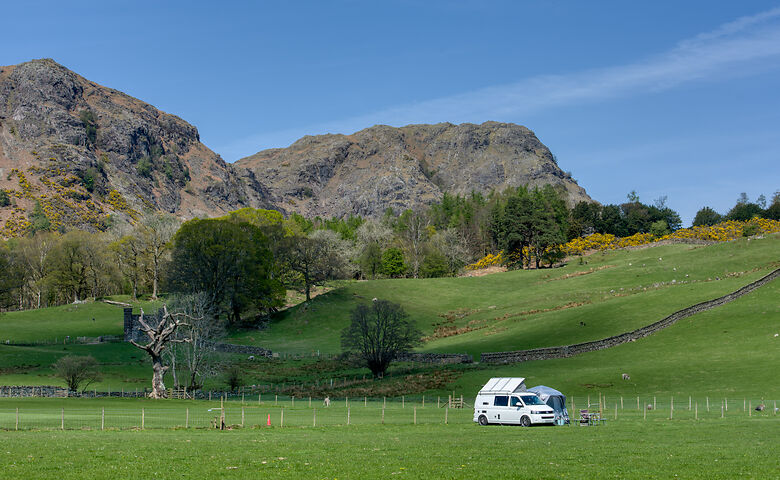 Camper in England auf einer Wiese
