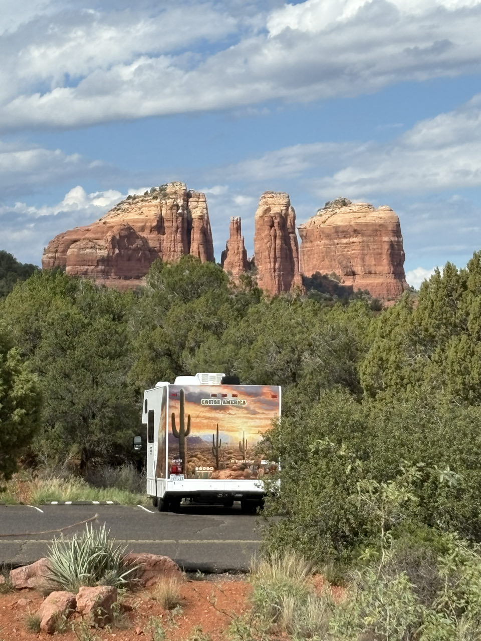 Wohnmobil vor roten Felsen in Sedona im Südwesten der USA